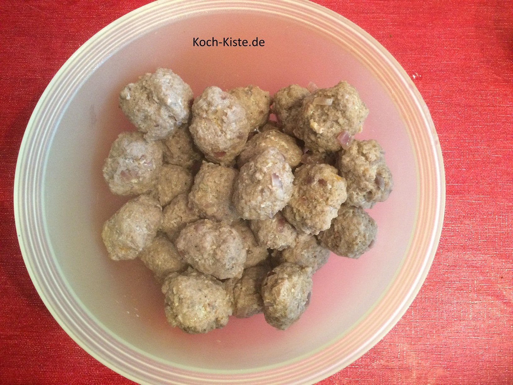 nehme mit Hilfe einer Schaumkelle die Hackbällchen aus der Flüssigkeit