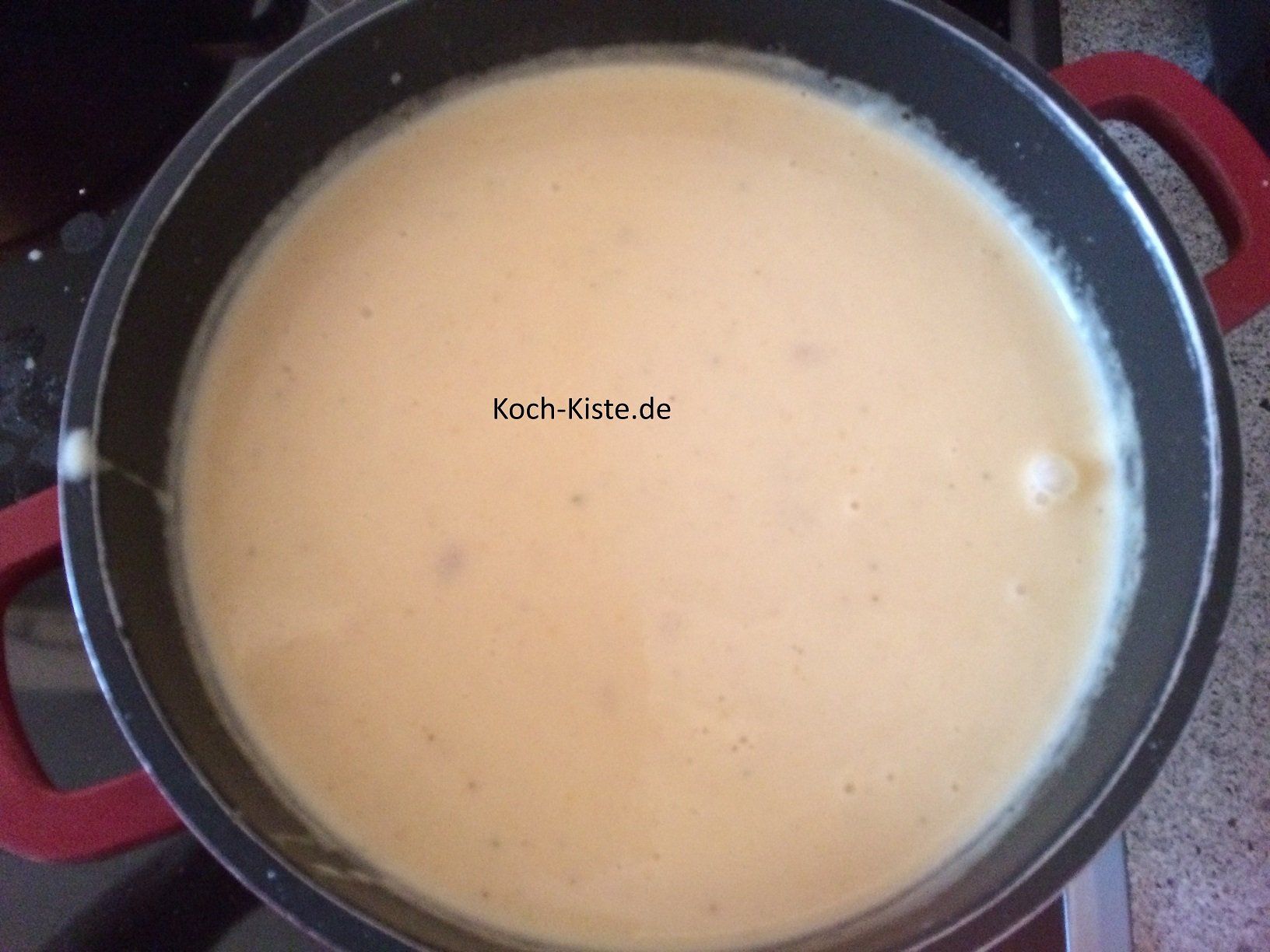 jetzt schüttest Du etappenweise, unter ständigem Rühren die Kochflüssigkeit der Königsberger Klopse zu den Mehlkrümeln. Achte darauf das Du so gut rührst, dass keine Klumpen entstehen.