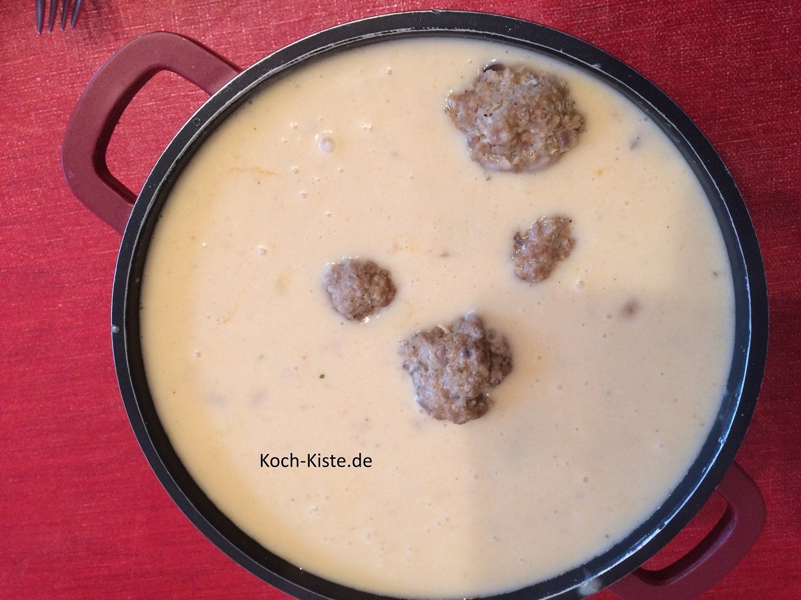 gebe die Hackbällchen in die Soße