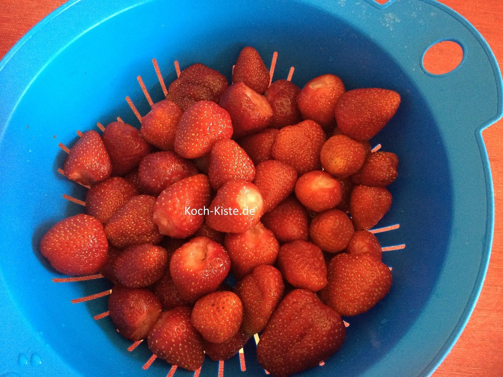 Erdbeeren waschen und entstielen