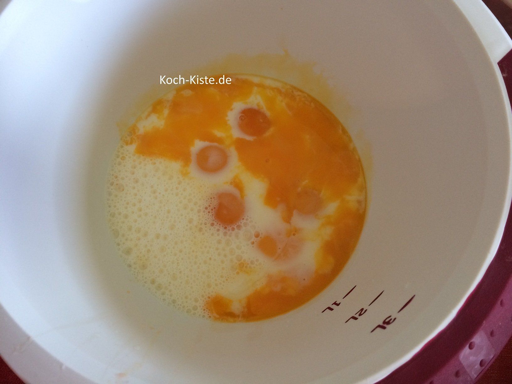 zu den Eigelb die Milch und das Mineralwasser geben