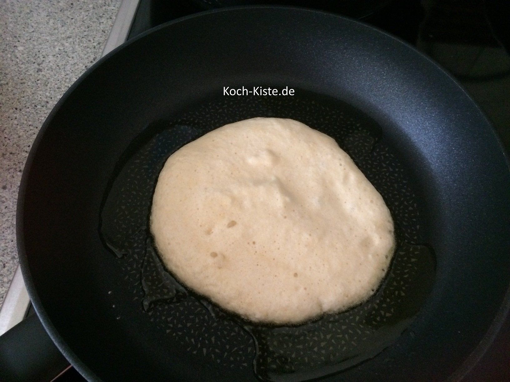 1 Suppenkelle Teig in die Pfanne geben