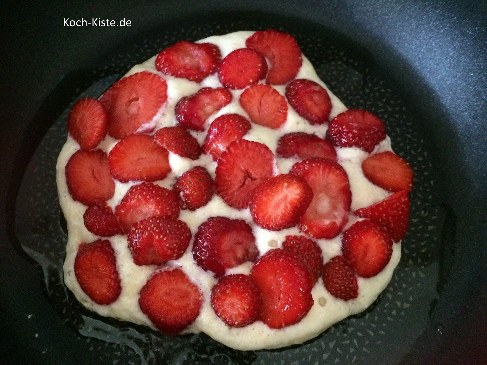 die Erdbeerscheiben etwas in den Teig drücken