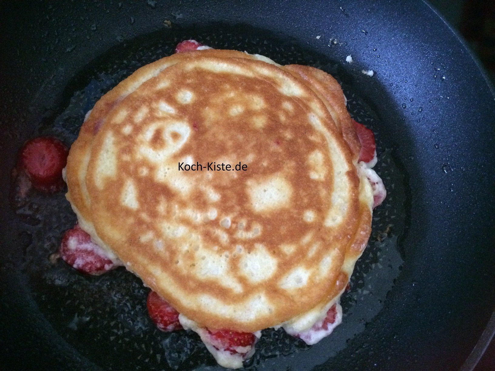 den Pfannkuchen wenden und mit dem Pfannenwender etwas oben auf drücken