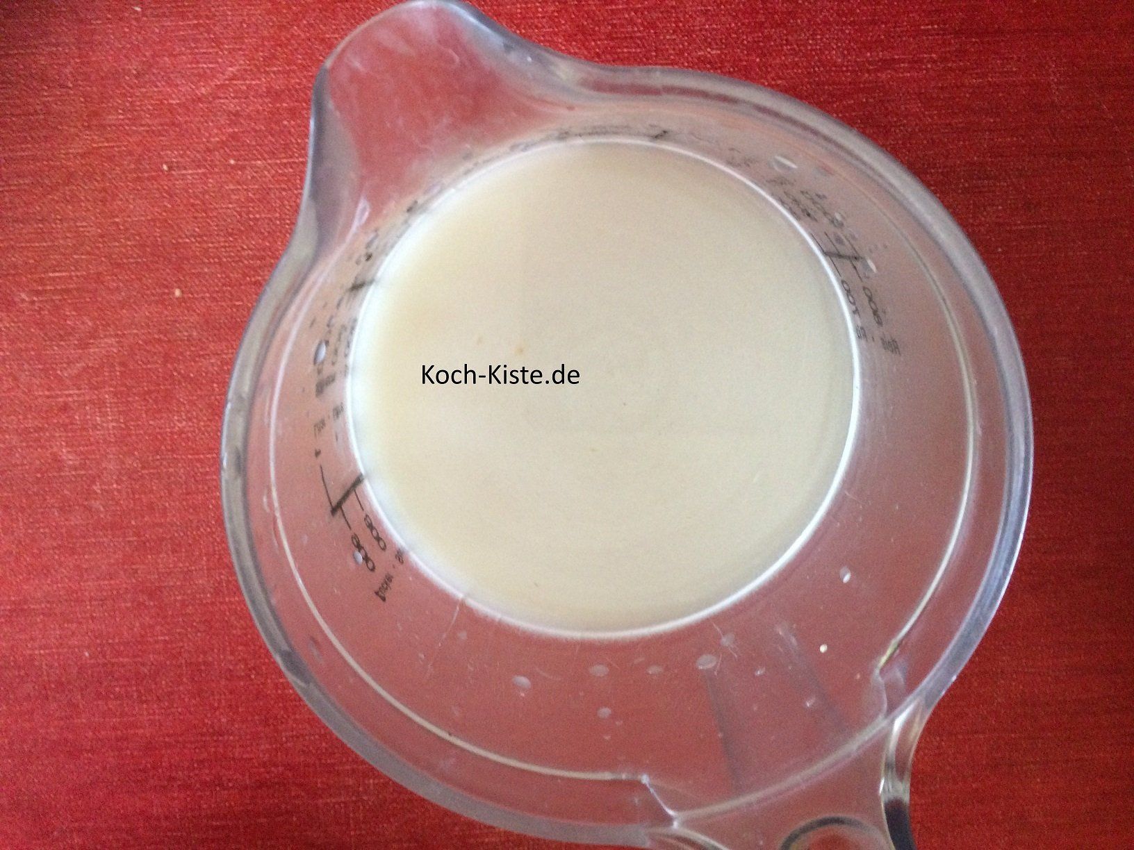 frische Hefe im lauwarmen Wasser auflösen