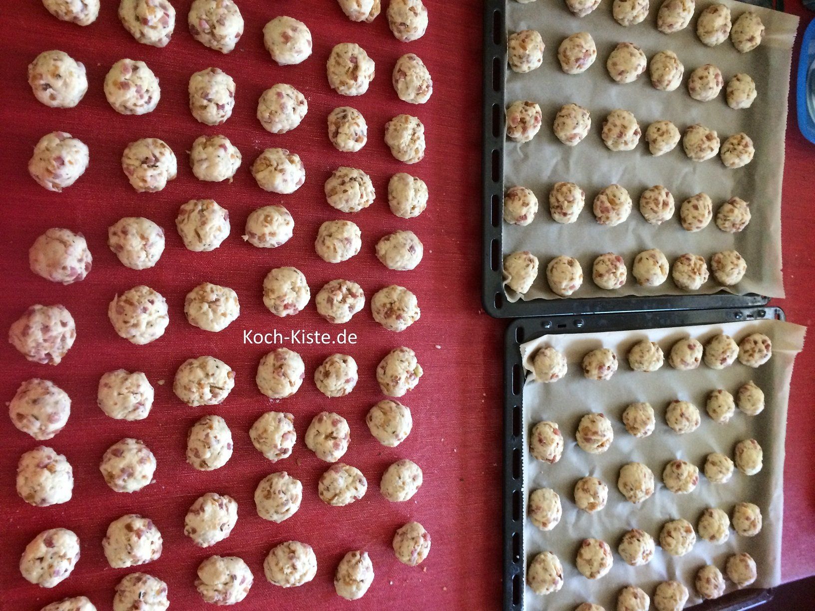 gesamte Teigmenge zu Bällchen formen, da reichen 2 Backbleche nicht aus :-)