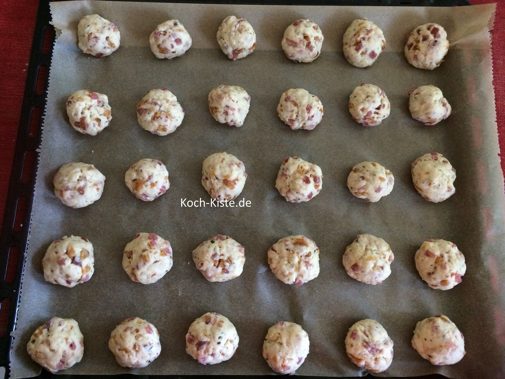 Tischtennisgroße Bällchen formen und auf ein Backblech legen