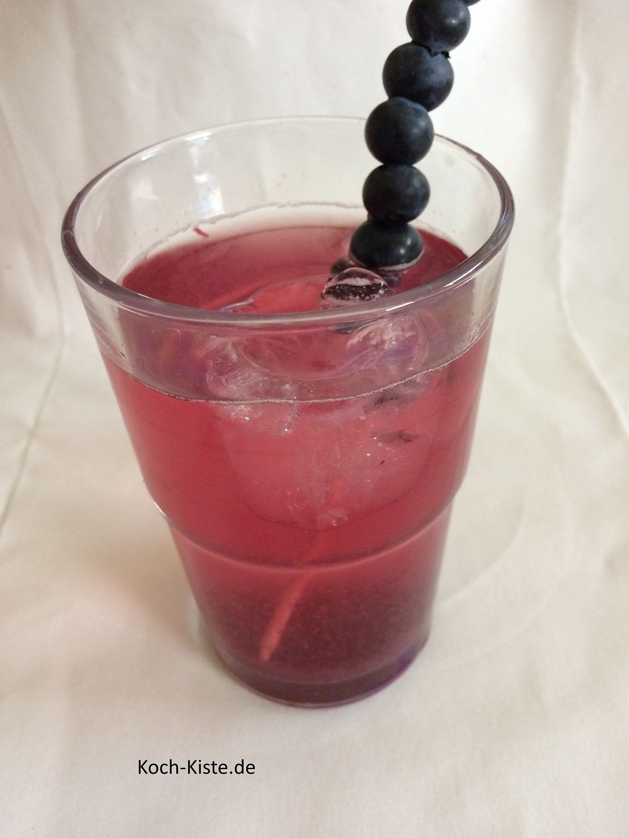 Blaubeer Sirup trinkfertig angerichtet