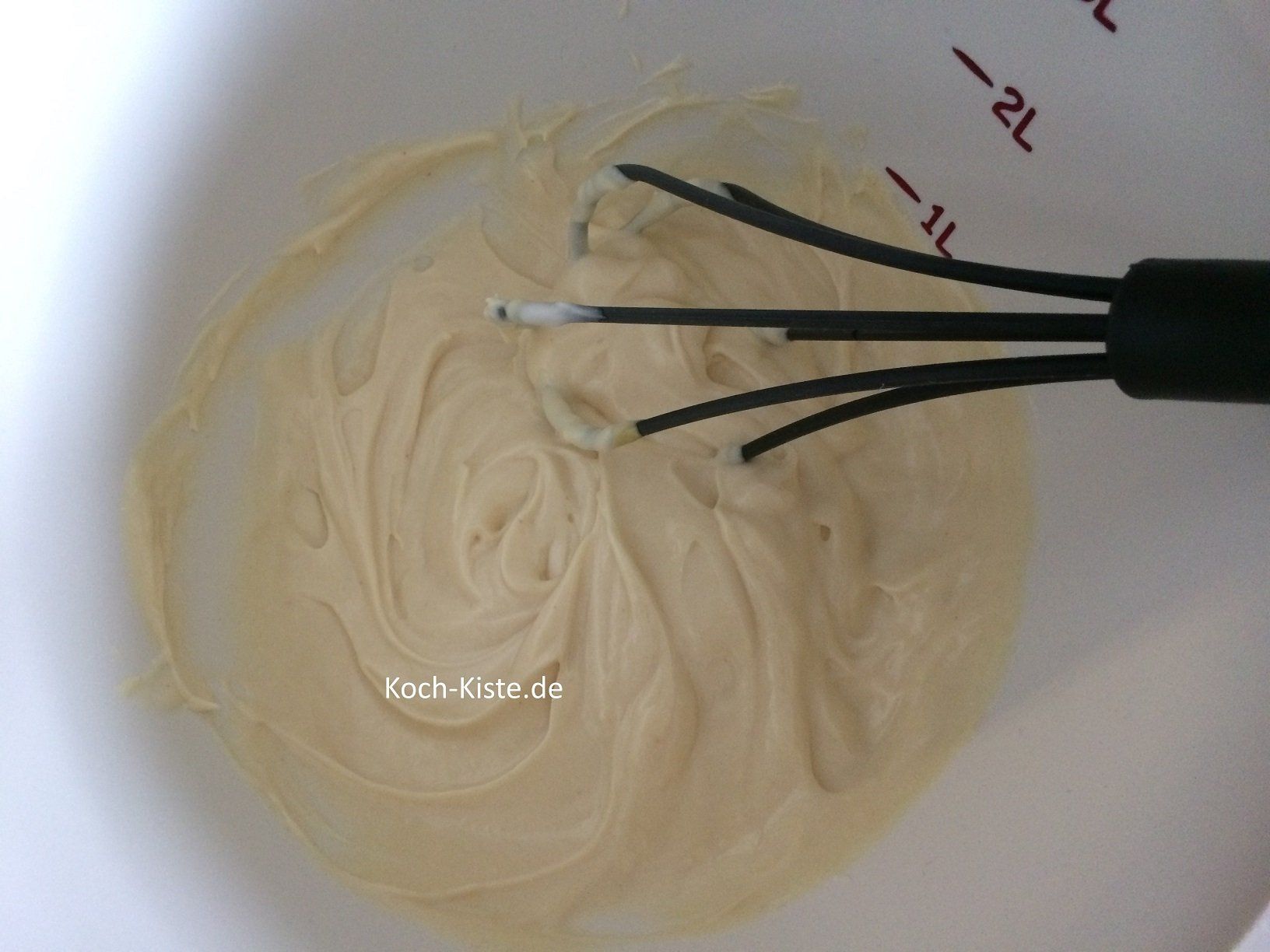 Mayonaise und Senf verrühren und Schnittlauch unterheben