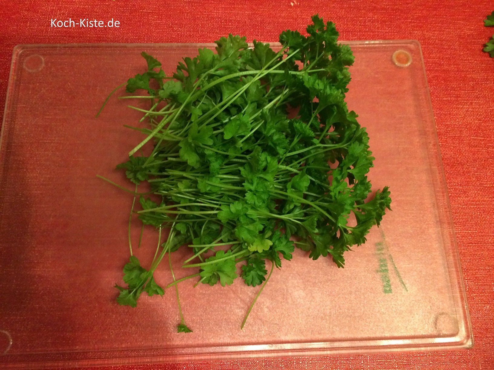 schneide die Petersilie vom Kräutertopf ab und bearbeite sie nach Anweisung