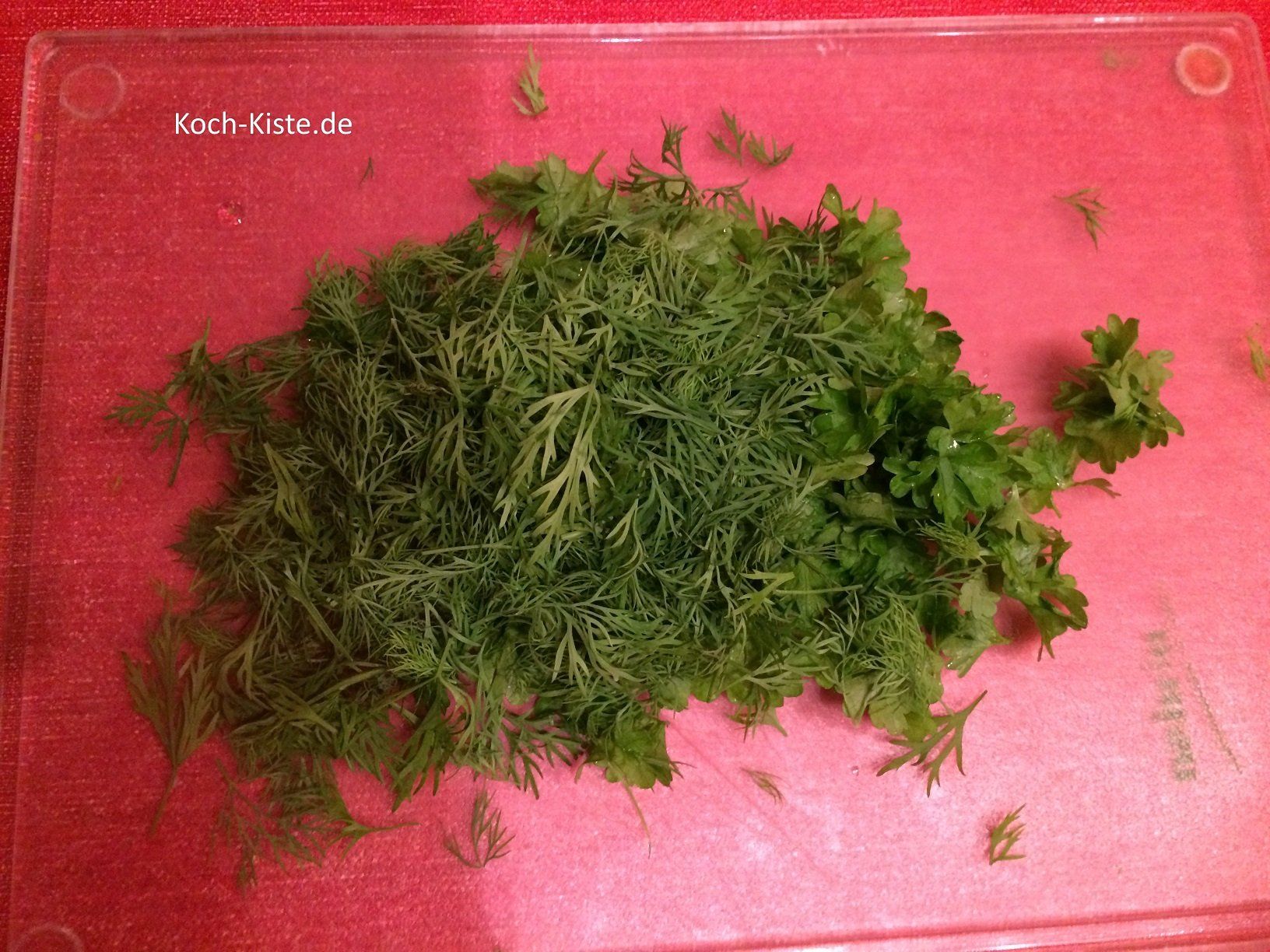 gebe den getrockneten Dill mit auf das Schneidebrett- auf die Petersilie