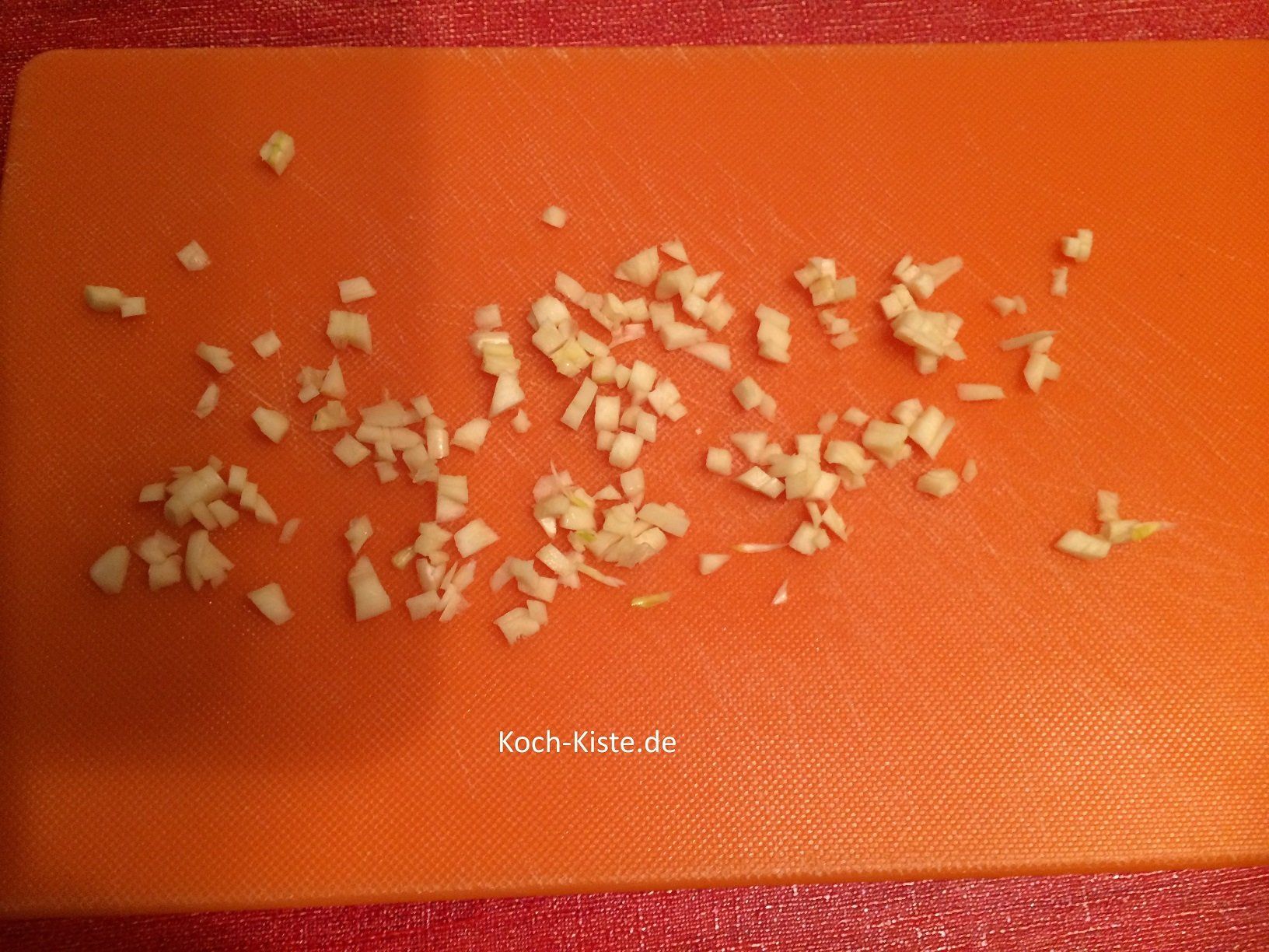 schneide den Knoblauch in sehr kleine Würfel und gebe ihn mit in die Rührschüssel