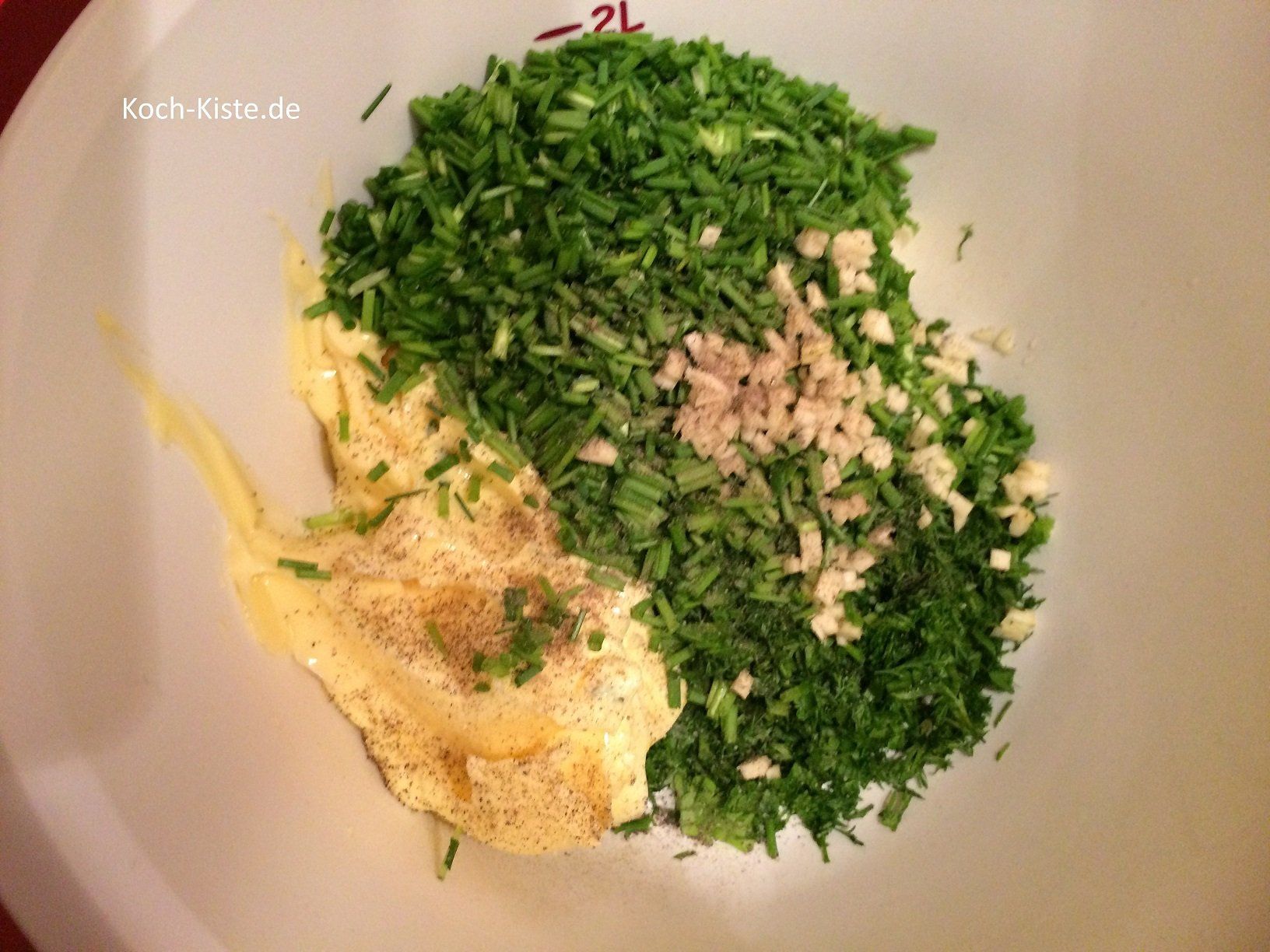 gebe Salz und Pfeffer mit in die Rührschüssel