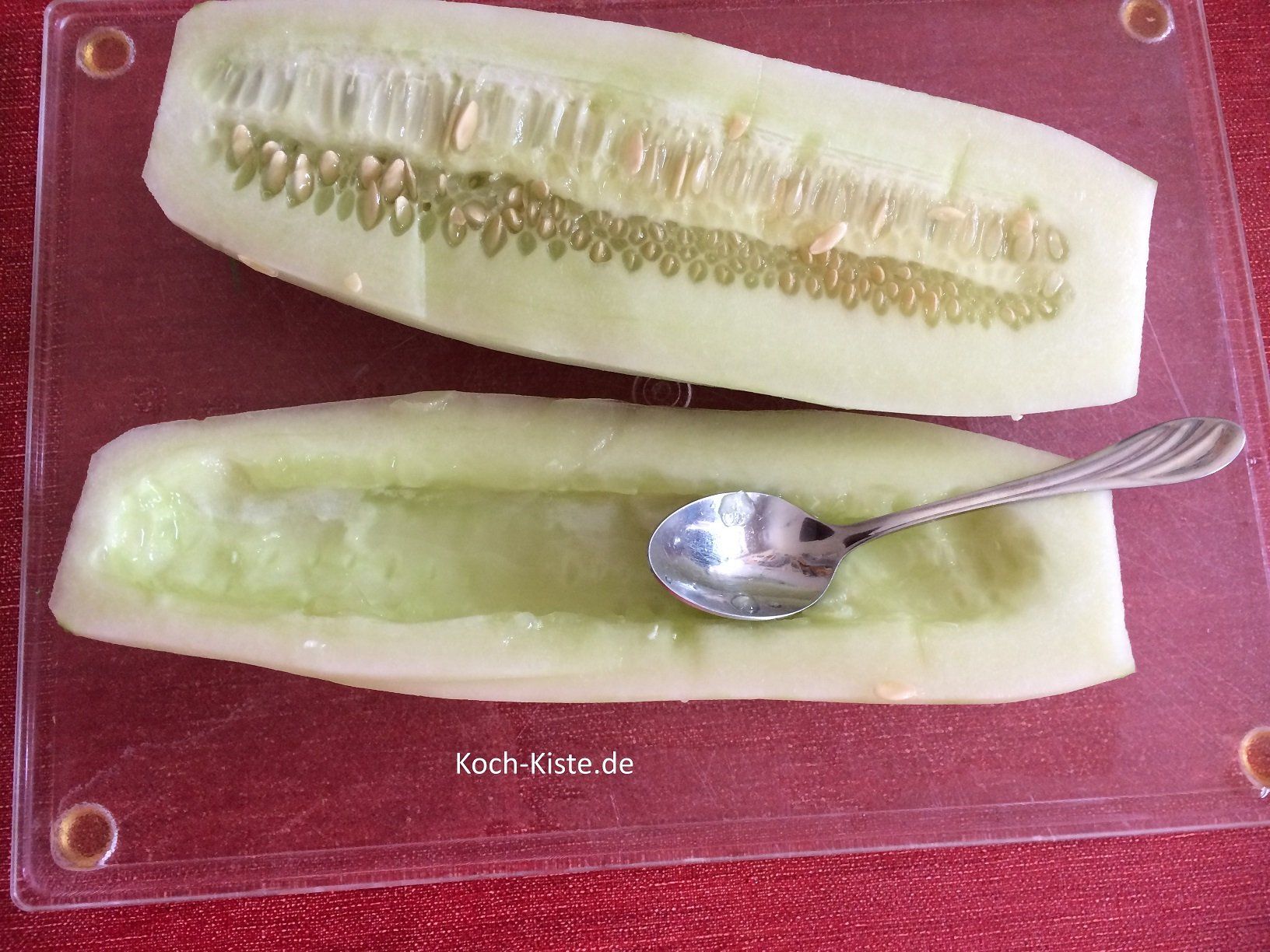 Mit Hilfe eines Teelöffels die Kerne entfernen