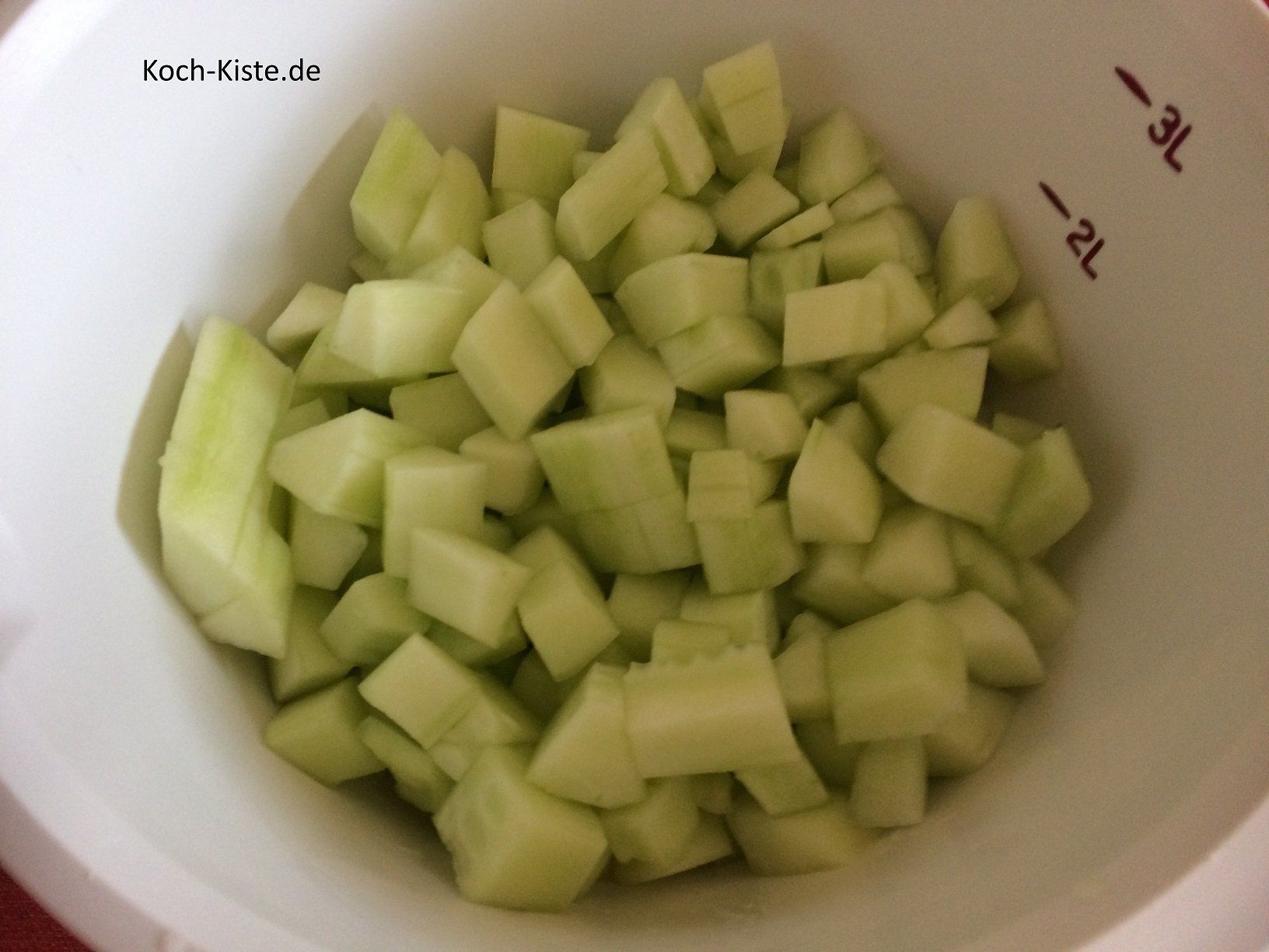 Schmorgurken in kleine Stücke schneiden