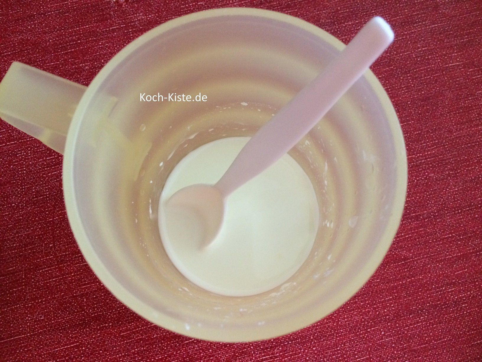 Speisestärke mit Wasser glatt rühren