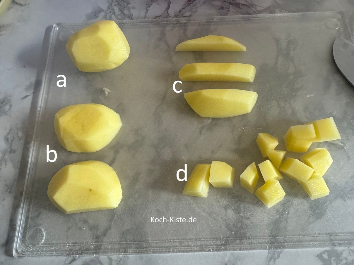 lege Dir 1 Kartoffel auf das Schneidebrett (a), halbiere sie (b), schneide sie in Streifen (c) und dann in kleine Stücke.Wiederhole die Schritte mit jeder Kartoffel.