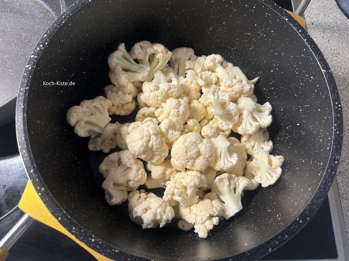 und gebe sie in einen mittleren Topf (5 Liter)