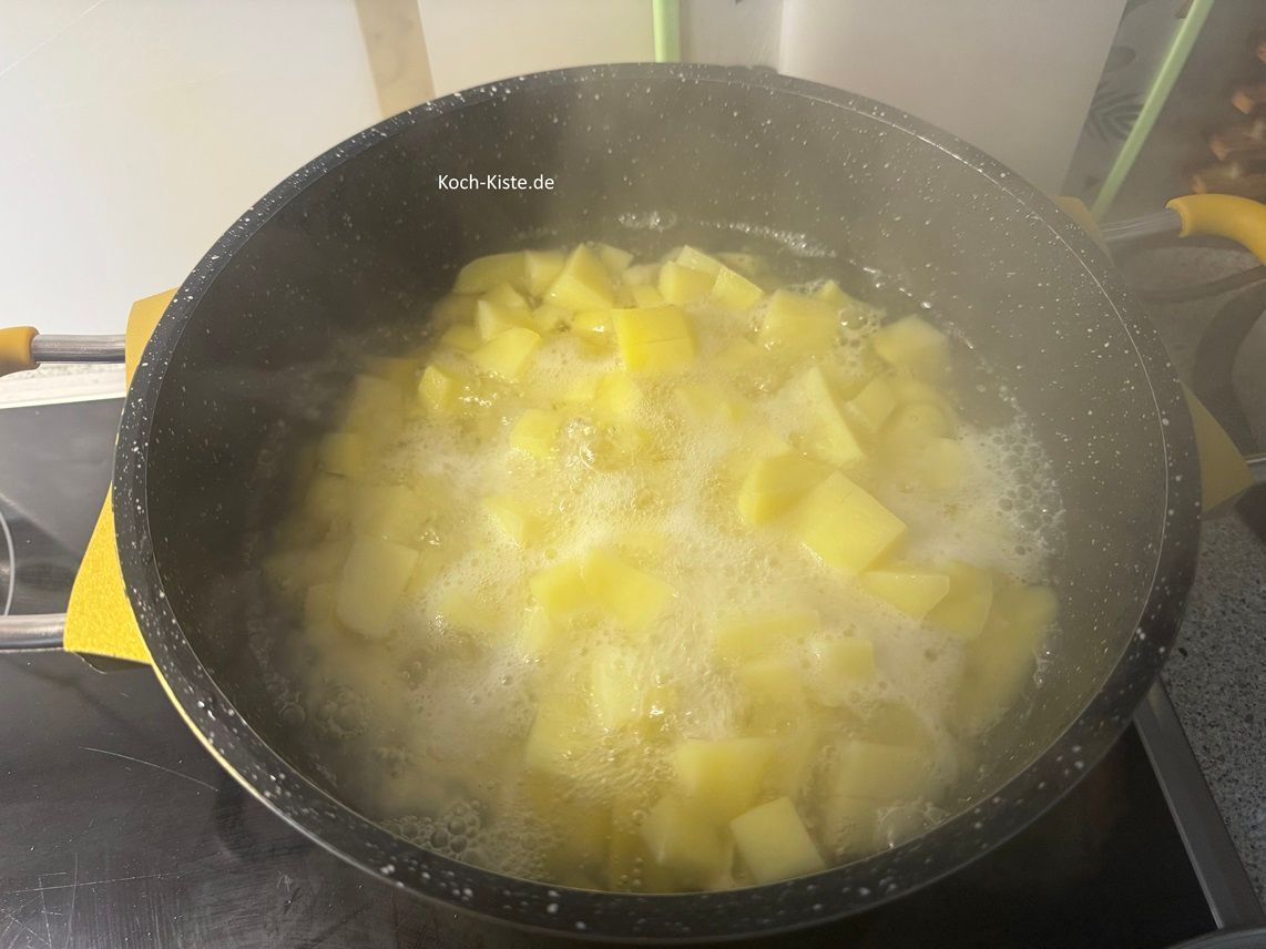 jetzt sollten die Blumenkohl- und Kartoffelstücke kochen. Lasse sie 7 Minuten vorkochen.