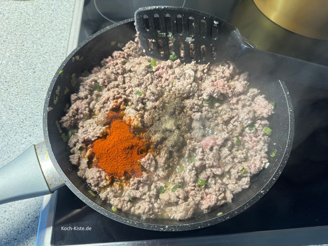 gebe 1/2 Teelöffel Salz, 1 Teelöffel Pfeffer und 3 Teelöffel Paprikapulver mit in die Pfanne