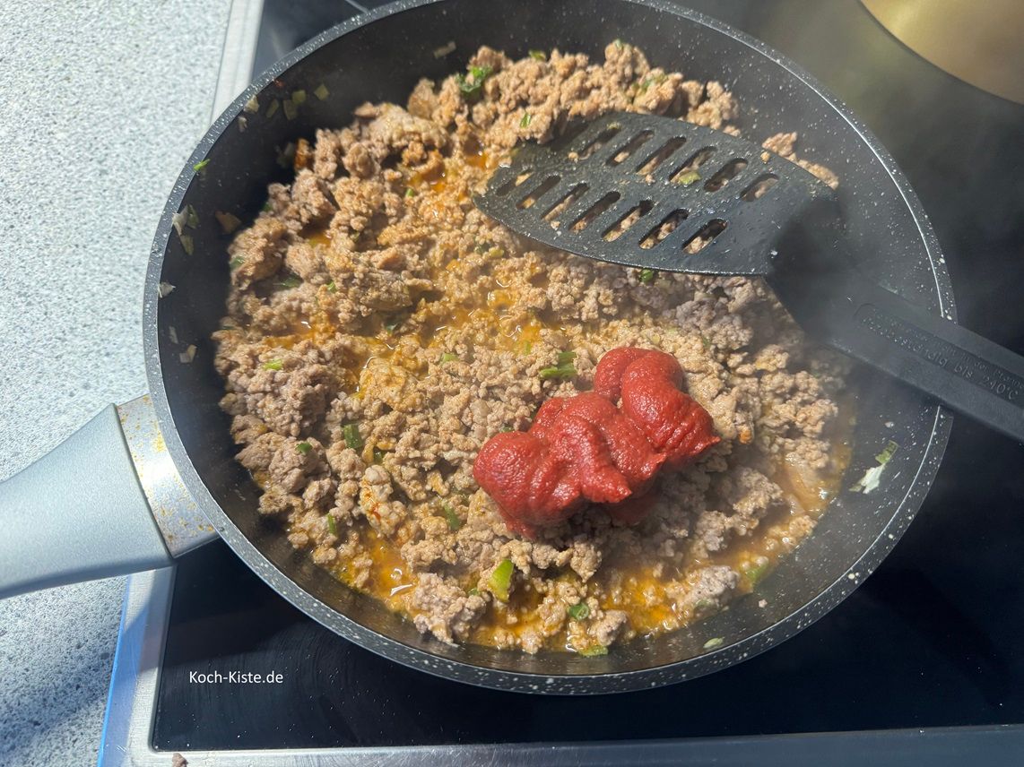 jetzt dürfen die 3 Esslöffel Tomatenmark mit in die Pfanne und werden unter gerührt.