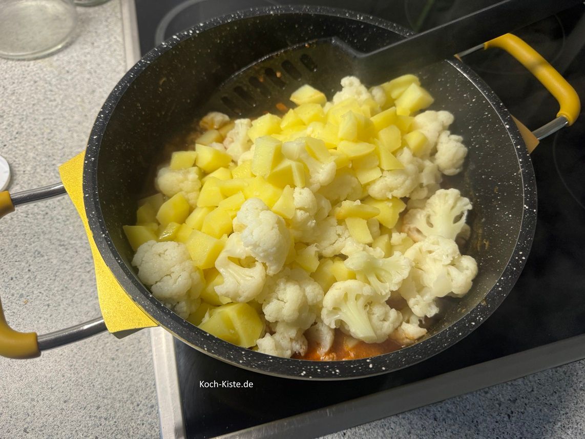 kippe die Blumenkohl- und Kartoffelstücke mit in den Kochtopf zum Hackfleisch. Vermenge mit dem Pfannenwender alles gleichmäßig