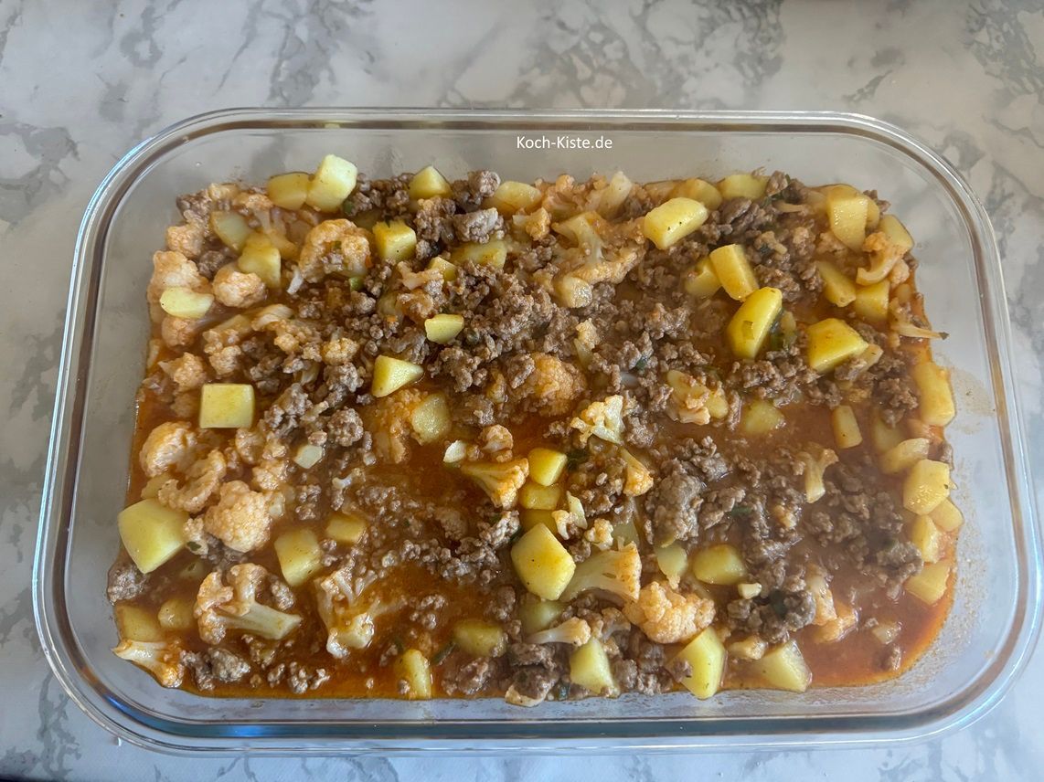 und kippe die Blumenkohl-Hack Masse in eine Auflaufform