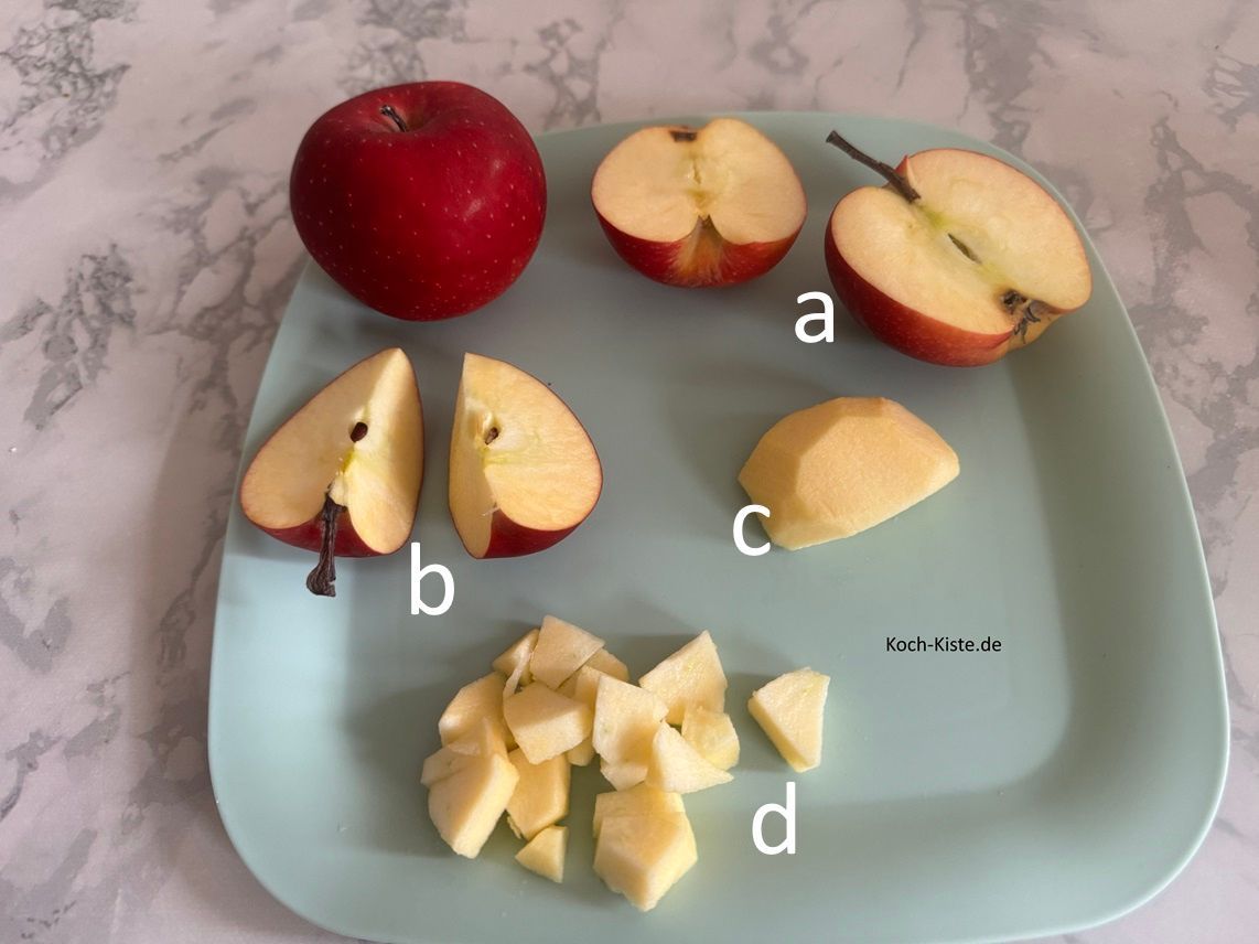 beginne damit die Äpfel zu halbieren (a), zu vierteln (b), dann zu schälen (c) und in kleine Stücke zu schneiden (d)