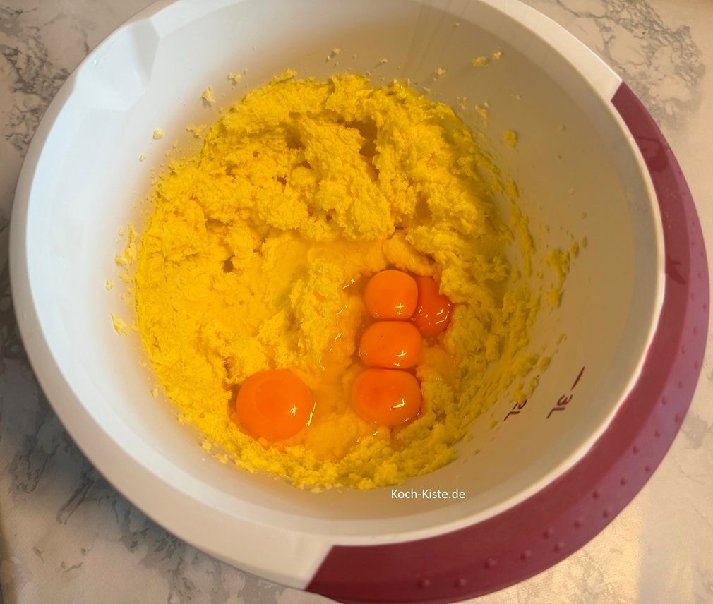 verrühre mit dem Handrührgerät Butter und Zucker. Dann gebe die 5 Eier hinzu