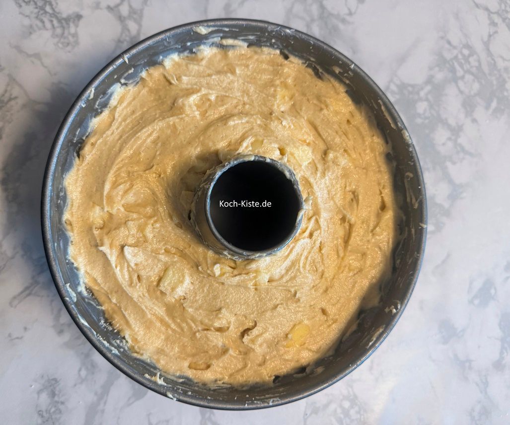 gebe den Teig in die Napfform und streiche ihn oben glatt