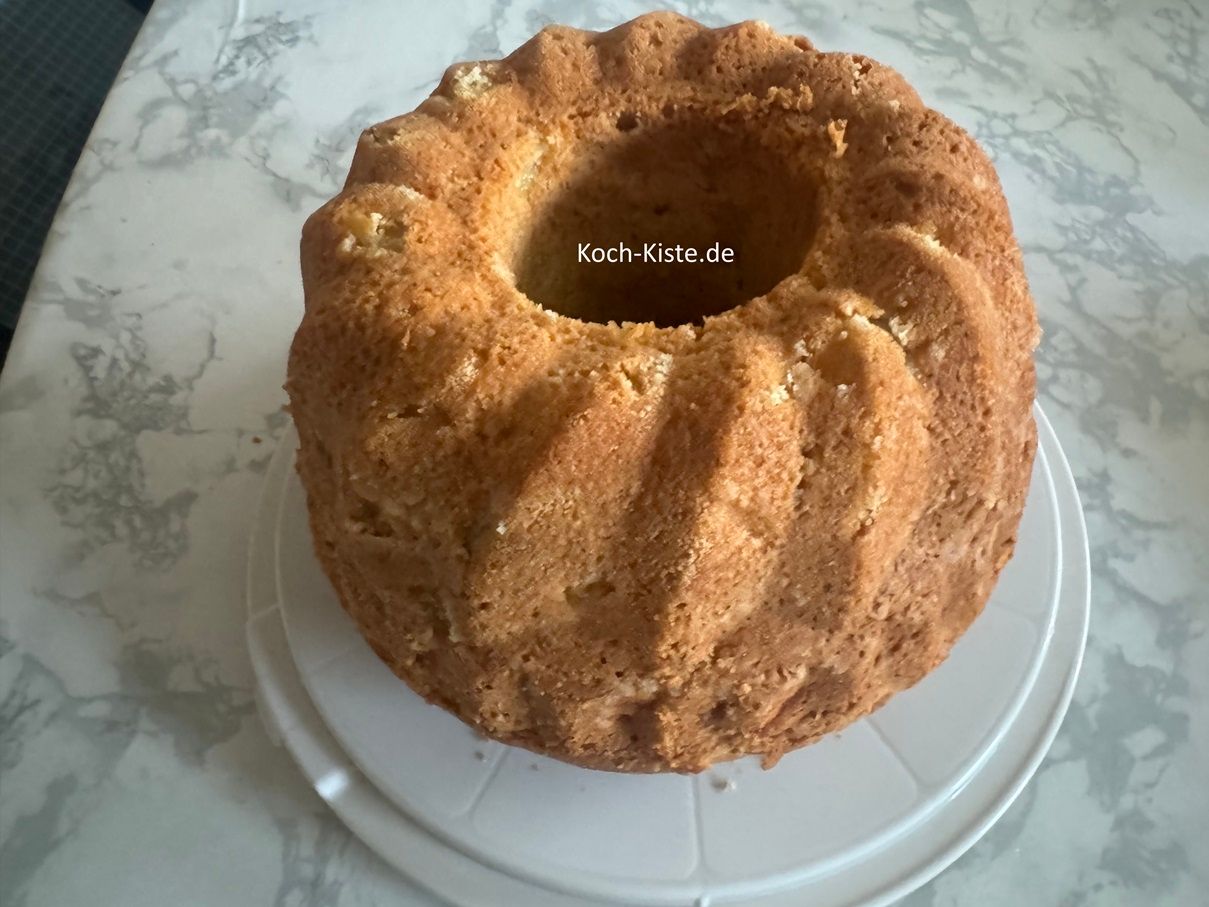 nach 5 Minuten Abkühlzeit kannst Du ihn aus der Backform auf einen Kuchenbehälter stürzen