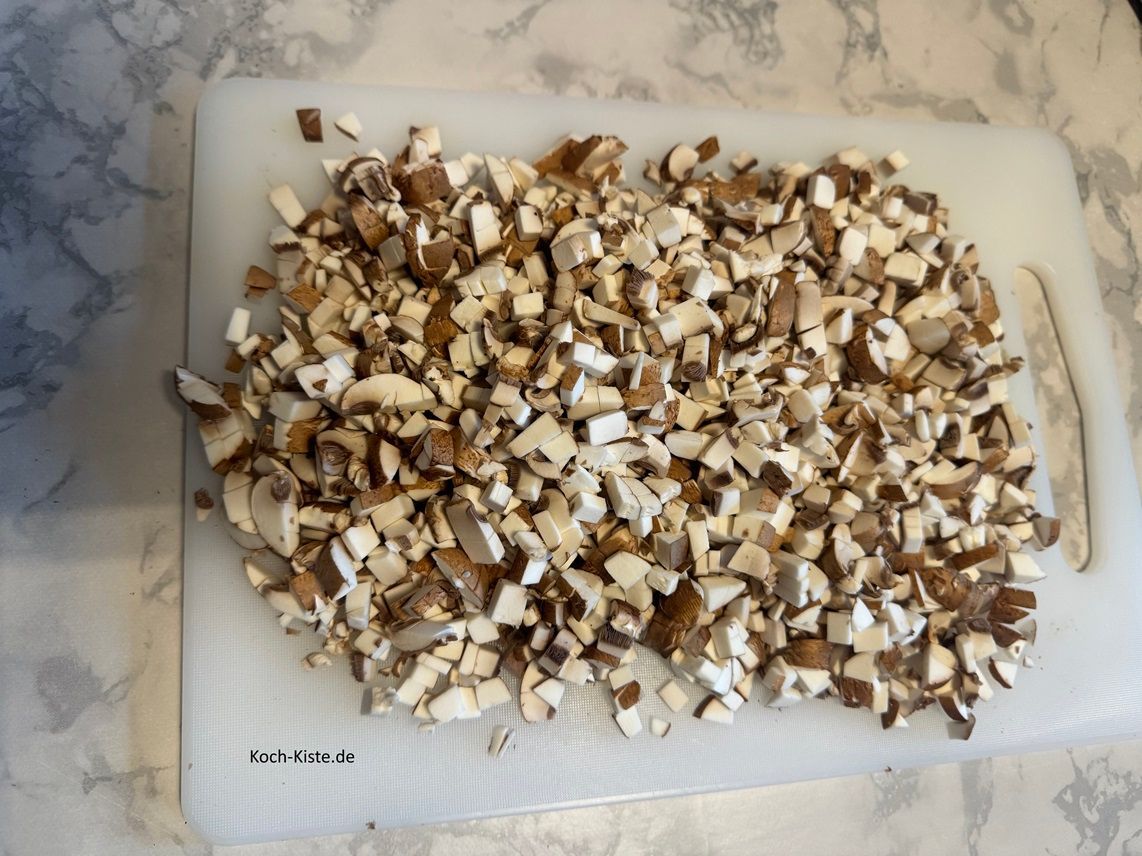 alle Champi in kleine Stücke geschnitten