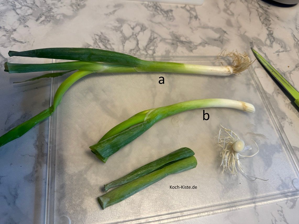 lege die Lauchzwiebel auf das Schneidebrett und entferne unten das Wurzelstück und oben etwas vom Grünen