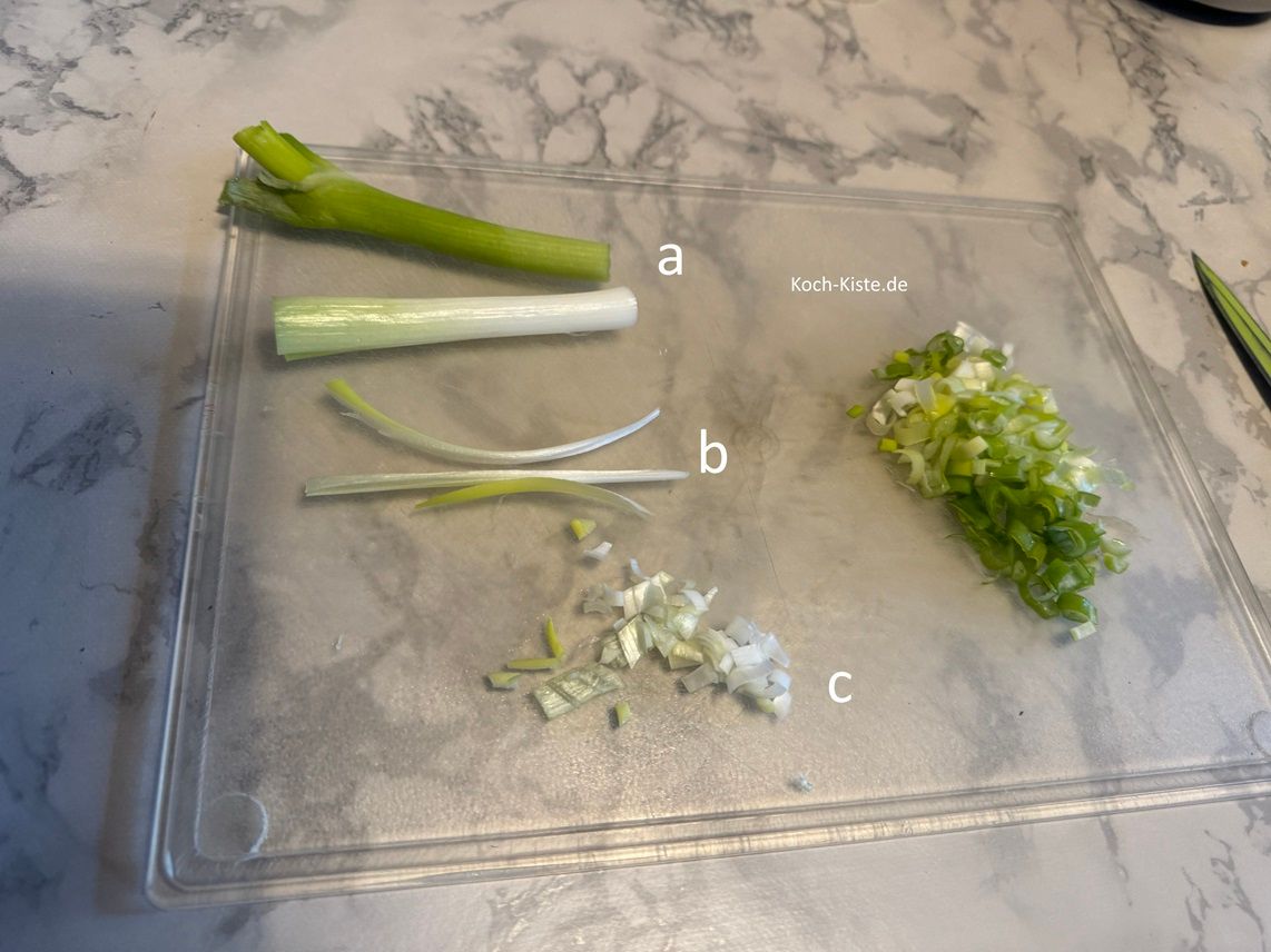 jetzt halbiere die Lauchzwiebel (a), dann schneide die Lauchzwiebelhälfte noch einmal waagerecht durch (b) und schneide sie dann in kleine Stücke (c)
