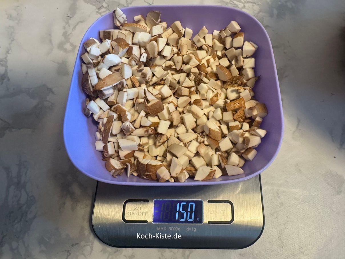 stelle eine Schüssel auf die Küchenwaage auf 0 und wiege 150 g der Pilzstücke ab , die benötigst Du für die Soße