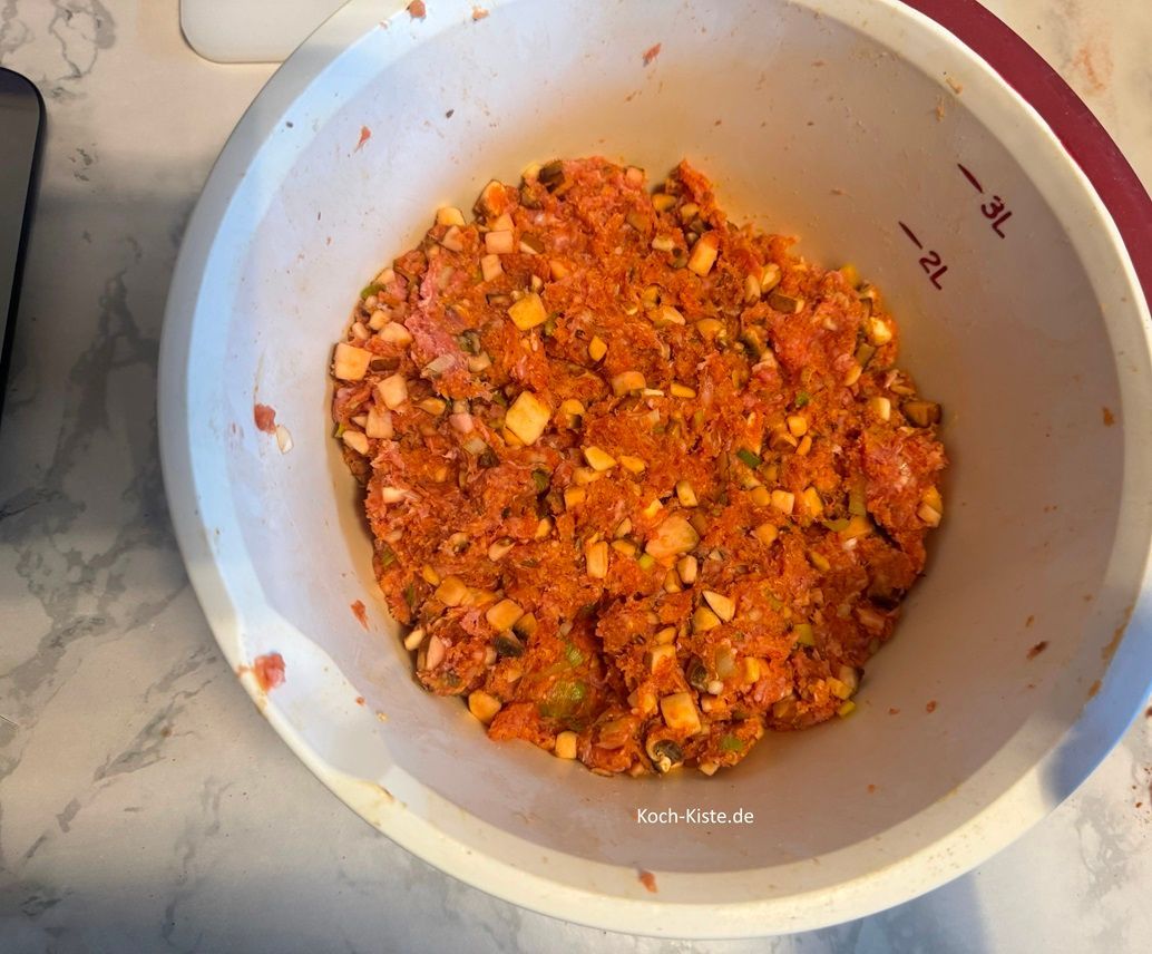 nun verknete alle Zutaten zu einem Hackteig