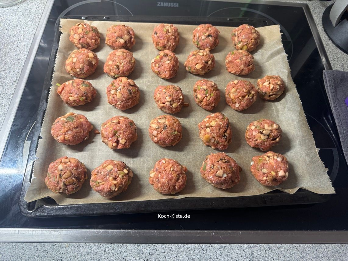 lege die Pilzfrikadellen auf ein Backpapier belegtes Backblech
