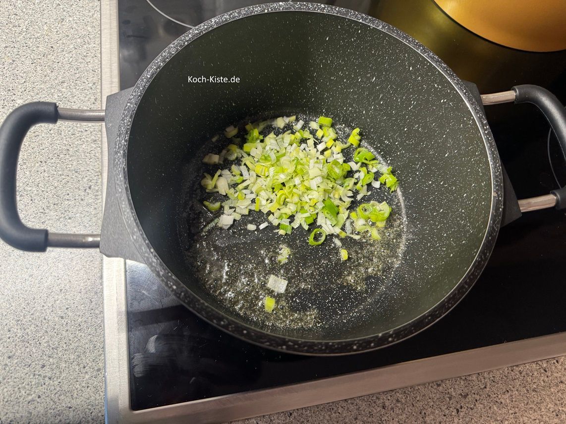 gebe die Lauchzwiebeln in das Fett und brate sie an