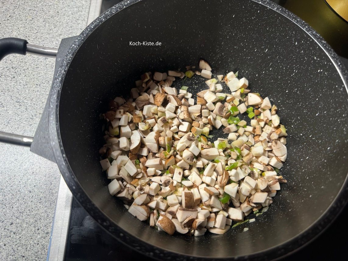 dann gebe die 150 g Pilzstücke hinzu