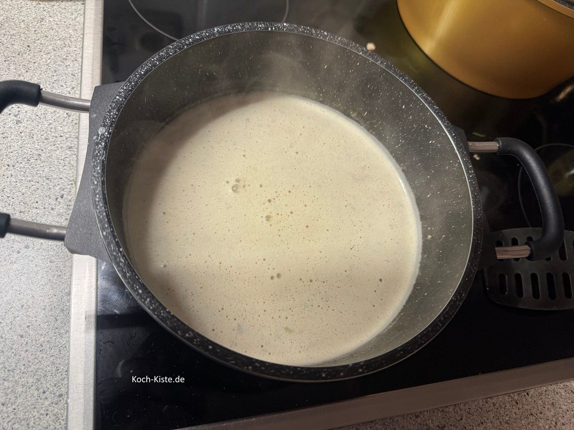 ziehe den Topf von der Herdplatte und püriere die Pilzsoße, so dass keine Stücke mehr vorhanden sind