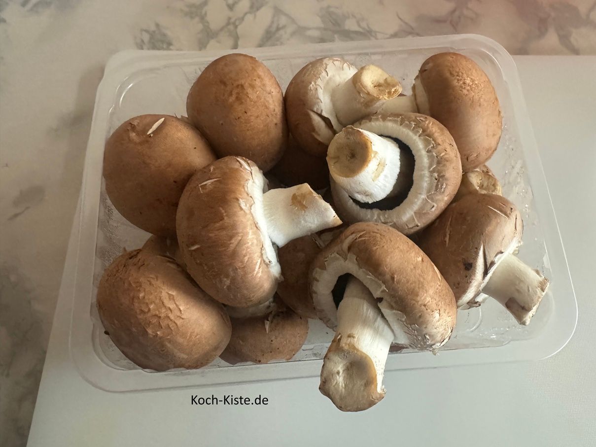 beginne damit bei jedem Champignon mit Küchenpapier eventuell vorhandende Erdreste weg zu wischen. Danach drehst Du den Pilzzfuß heraus und entsorgst ihn.