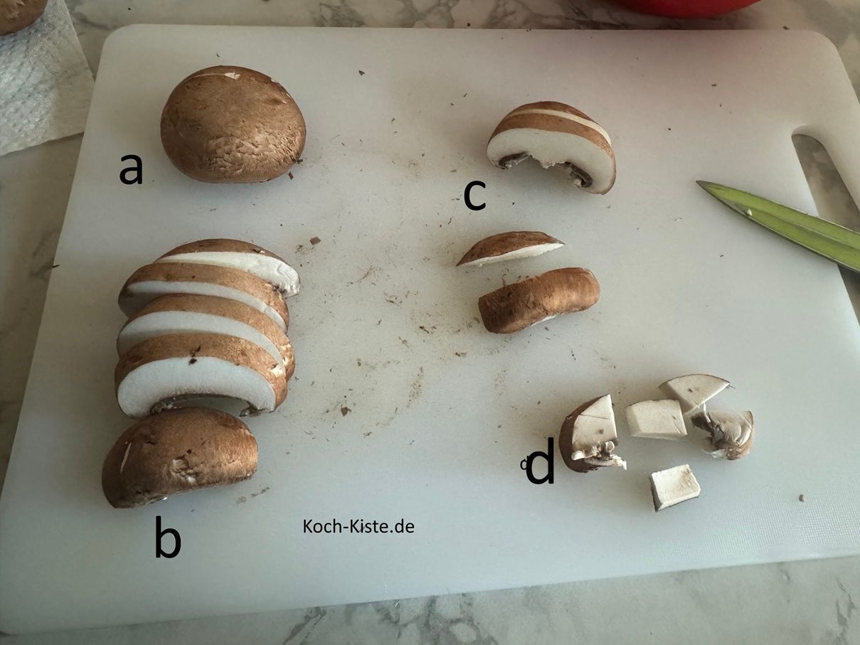 lege 1 Champignon auf das Schneidebrett (a) , schneide ihn in Scheiben (b) und dann in Stücke (c). Gebe die Champistücke in eine Schüssel . Wiederhole Schritt a bis d bei jedem Champignon