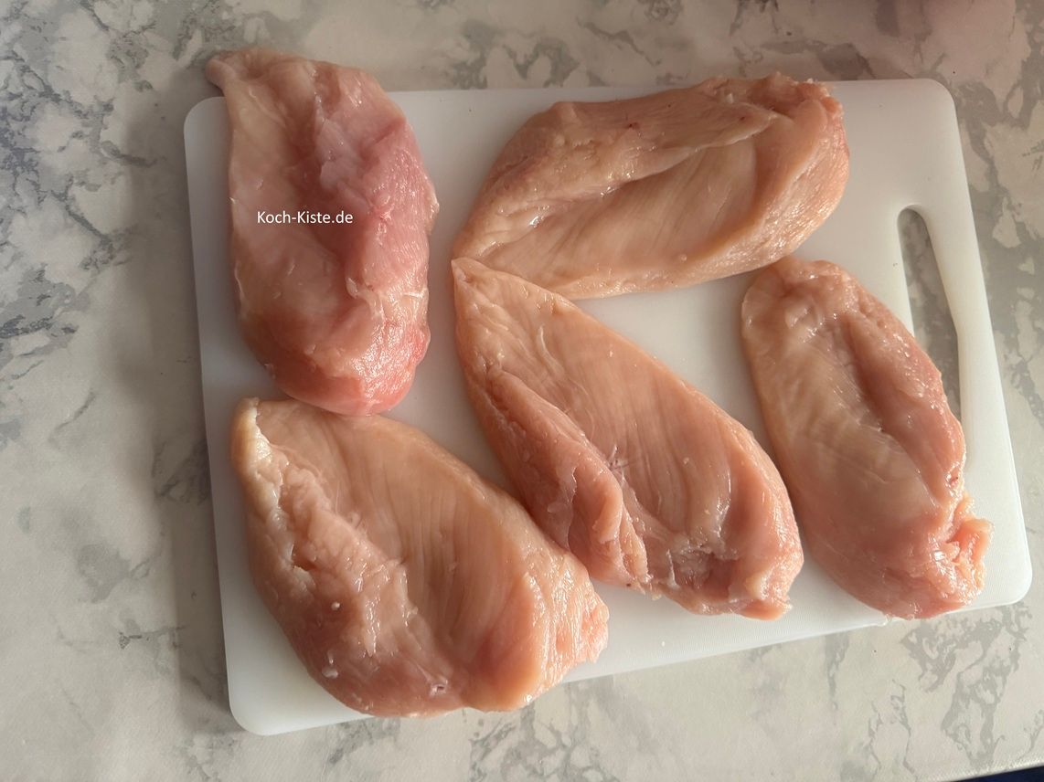 lege alle Hähnchenbrustfilets nebenainander auf das Schneidebrett.