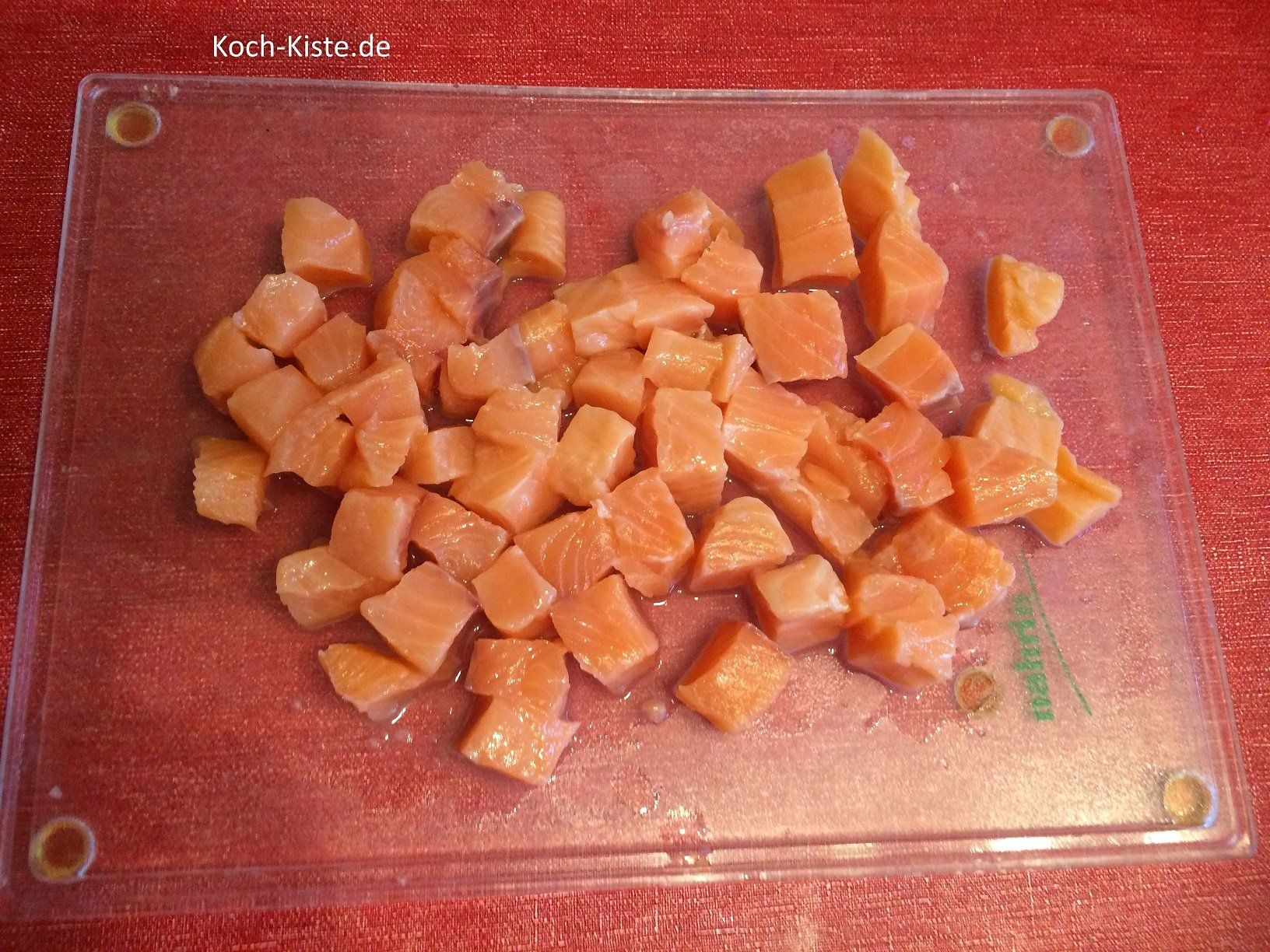 Lachs in Würfel schneiden