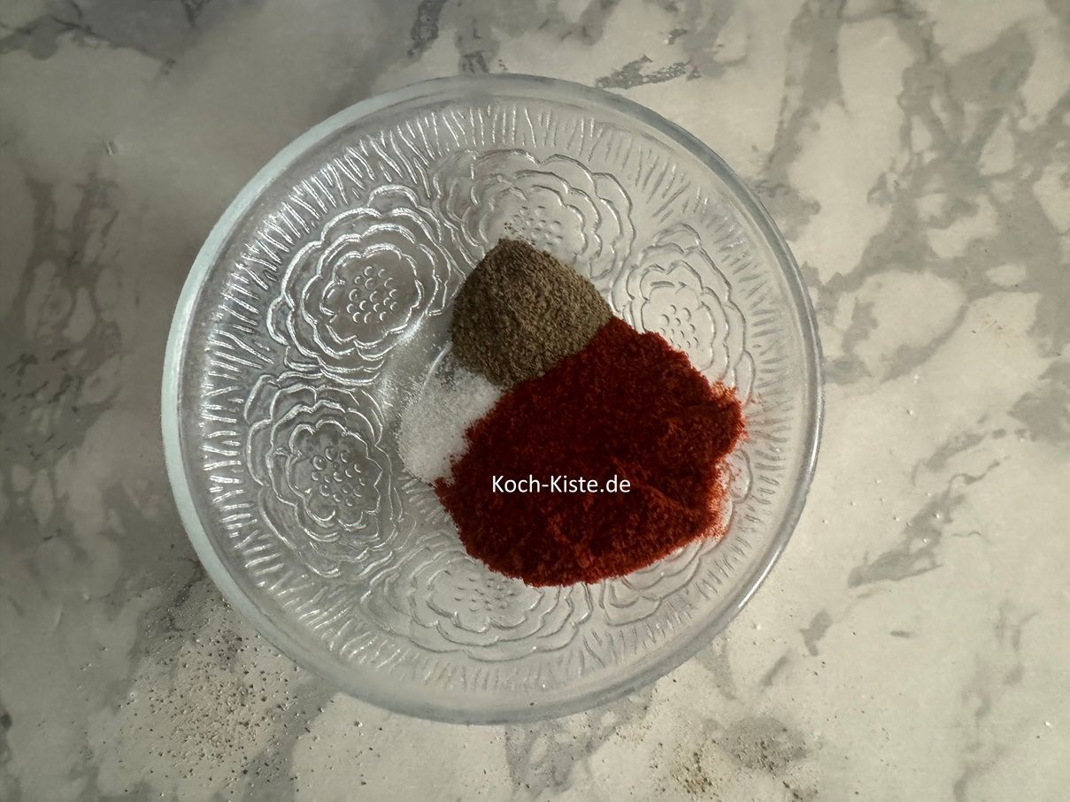 gebe in eine kleine Schale 1/2 Teelöffel Salz, 1 gestrichenen Teelöffel Pfeffer und 3 gehäufte Teelöffel Paprikapulver