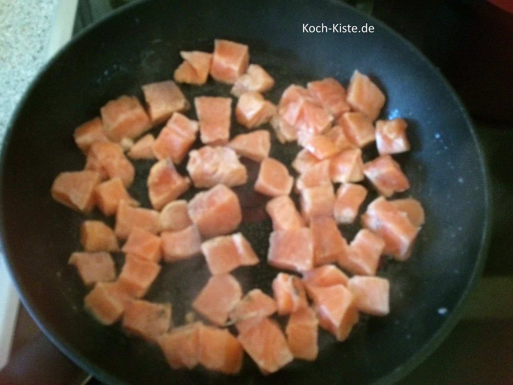 die Lachswürfel anbraten