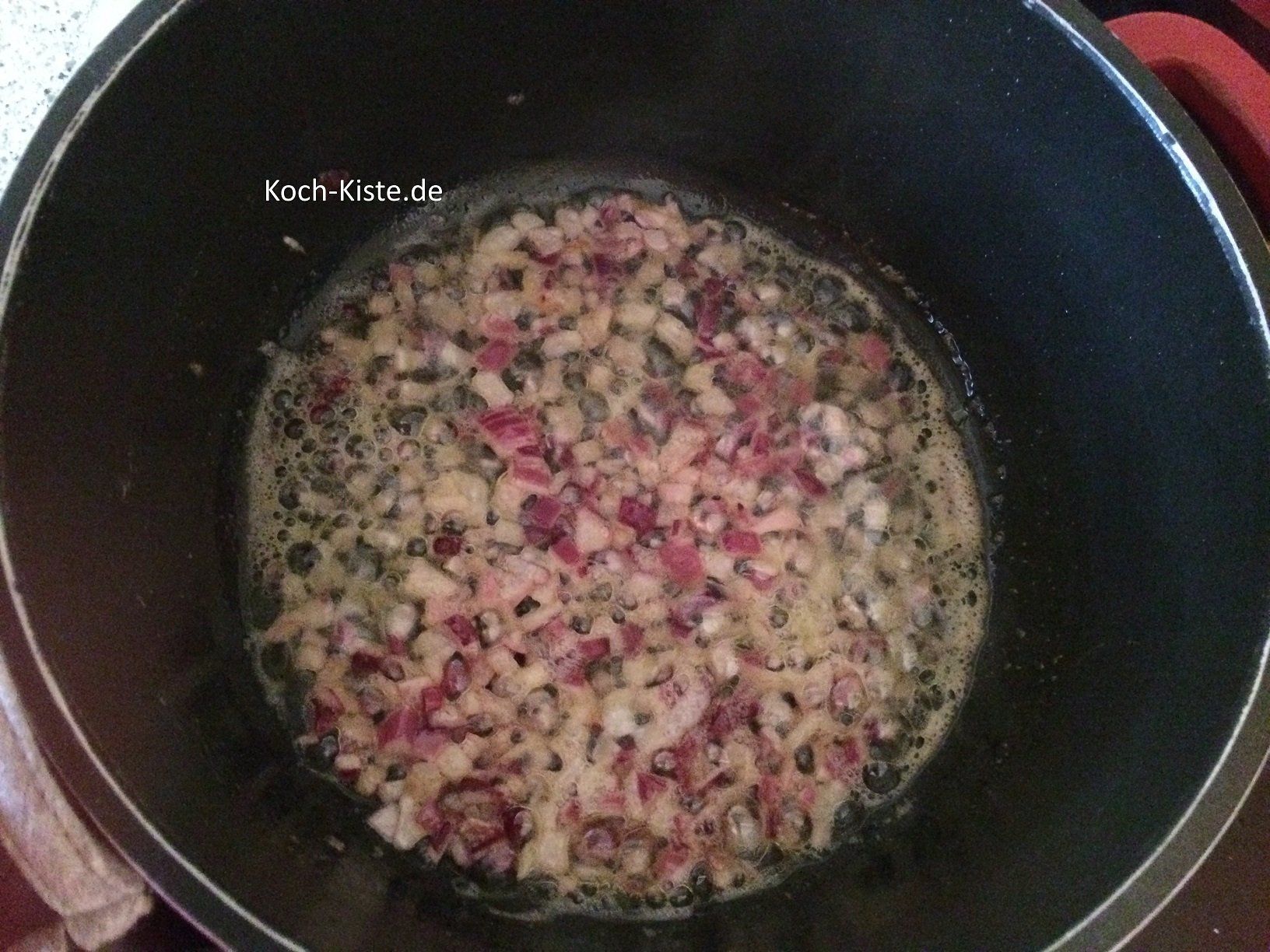 brate die Zwiebelwürfel glasig an