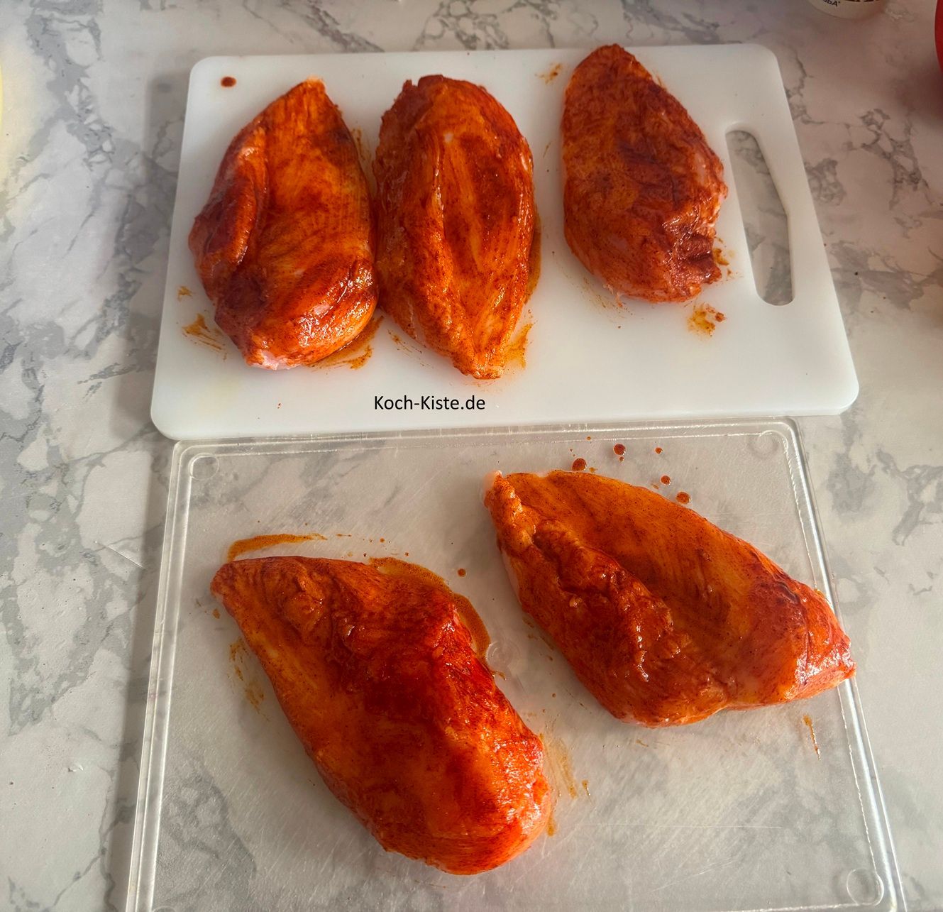 gebe die Marinade mit Hilfe eines Silikonpinsels auf die Oberseite der Hähnchenbrustfilets