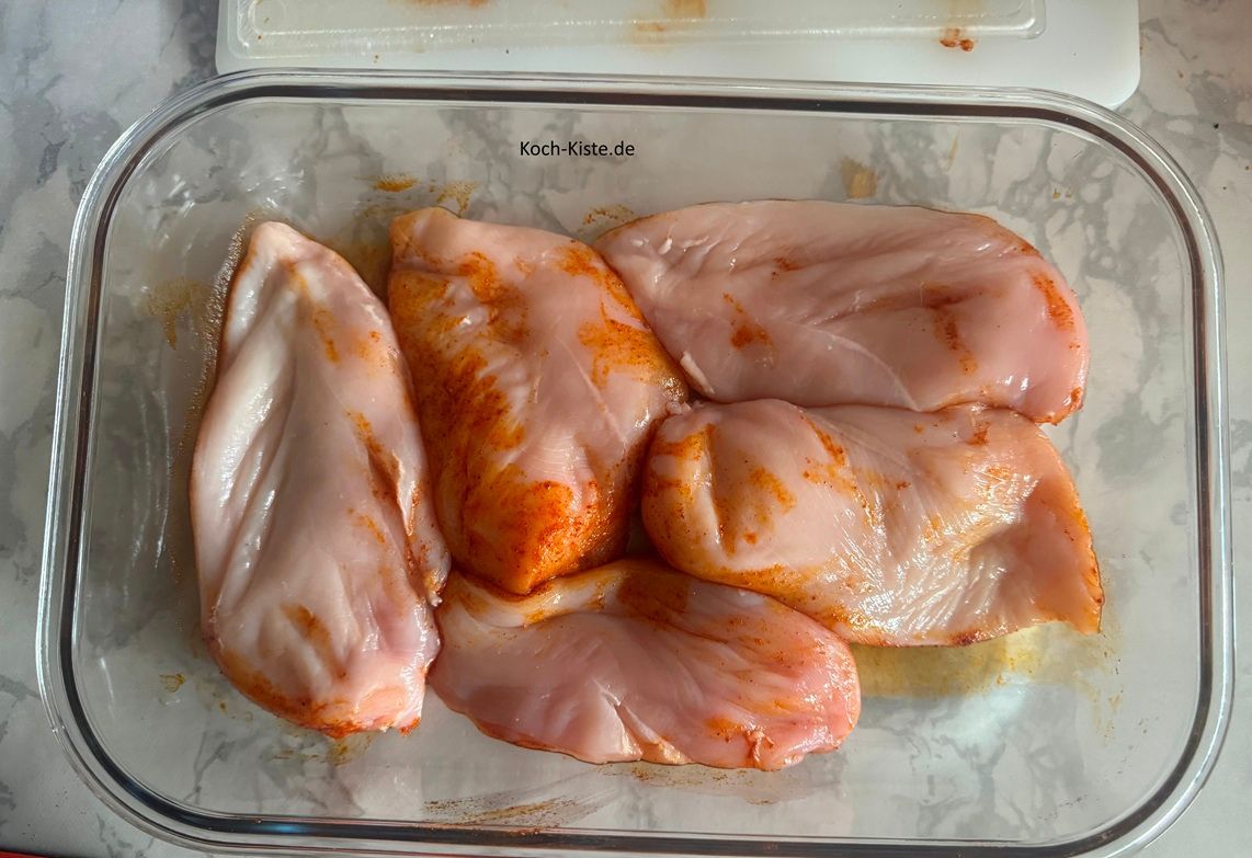 und lege mit Hlfe der Küchenzange die Hähnchenbrustfilets in eine Auflaufform. Die marinierte Seite kommt nach unten !