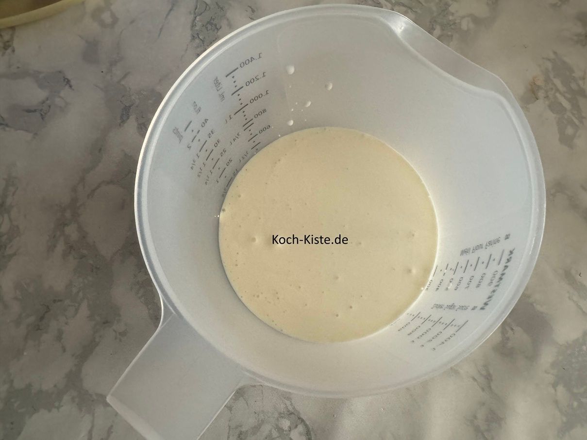 Für die Soße gebe 250 ml Cremefine oder Sahne in den Messbecher